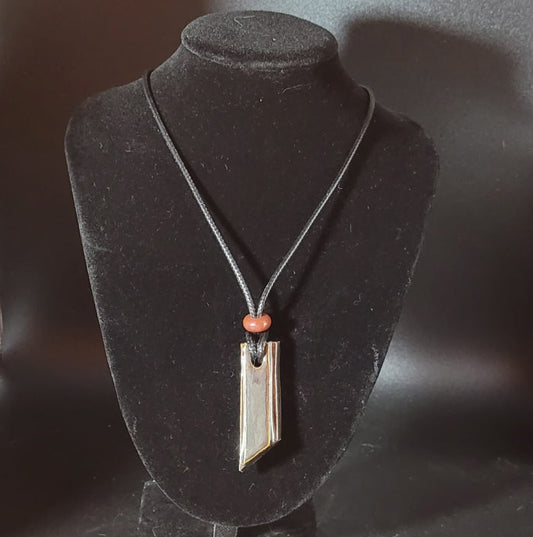 Collier pour femme ou homme, forme géométrique de couleur brun nacré réhaussé d'une perle minérale.