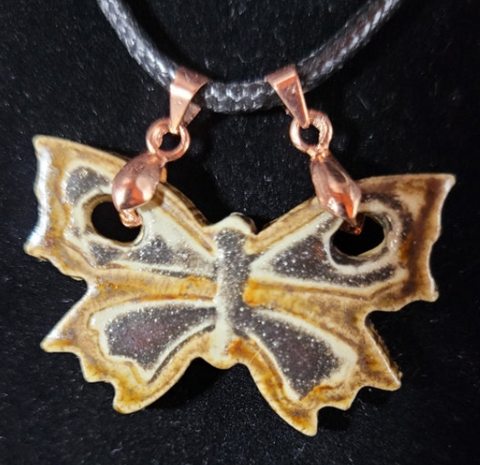 Pendentif artisanal, pièce unique fait main aux couleurs ocre et noir avec deux bélières.