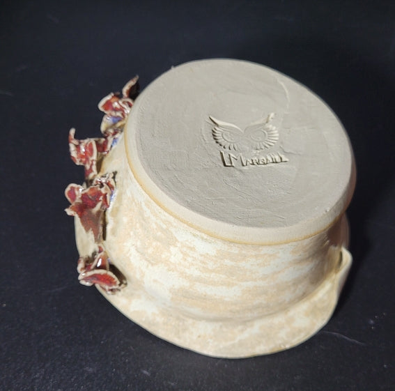 Pot en grès émaillé blanc crème avec décor floral, création artisanale Normandie. Signé