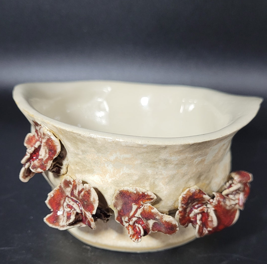 Pot en grès blanc crème avec couronne de fleurs bordeaux modelées à la main - Cer'Art
