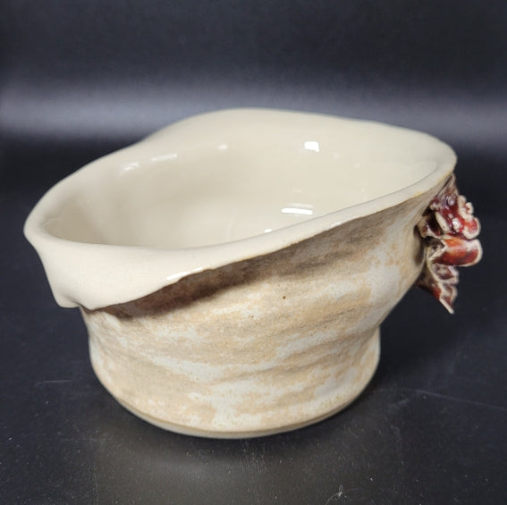 Vue de profil du pot artisanal en grès avec texture naturelle et couronne florale