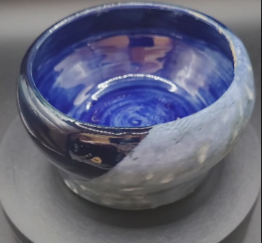 Pièce signée (Vue de côté). Pot décoratif, différent bleu