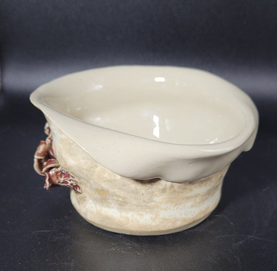 Vue de profil du pot artisanal en grès avec texture naturelle et couronne florale