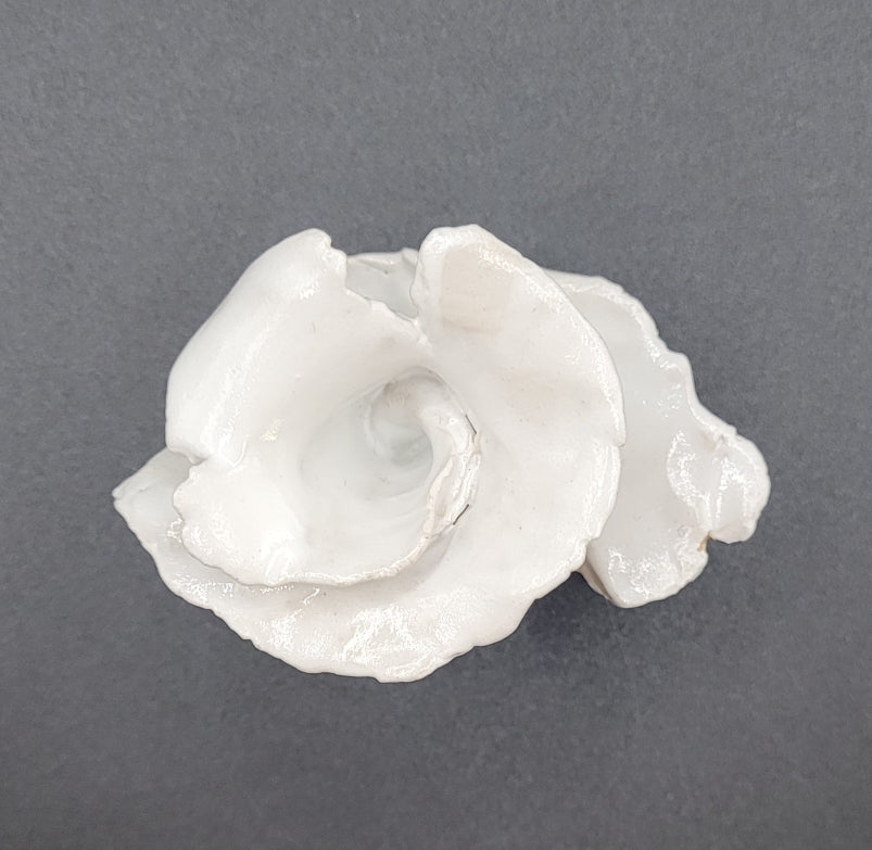 Rose en grès émaillé blanc. De petite taille, elle ravira la décoration d'un table ou tout espace ayant besoin d'un clin d'œil artistique. Vue de dessus