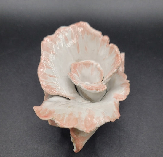 Détail de la rose en grès émaillé blanc et rose poudrée