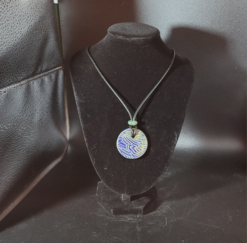 joli collier en céramique et pierre naturelle, effet marine