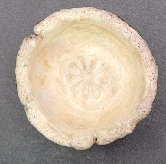 Détail de la pièce vue de dessus, façon pierre de Caen avec détail floral à l'intérieur. Pour réceptionner vos bagues ou chaines de collier par exemple.