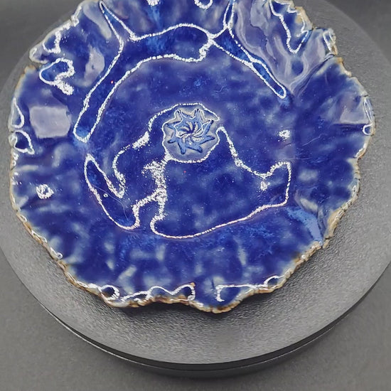 Vidéo de mise en avant du jeu de couleur bleu émaillé sur ce vide poche