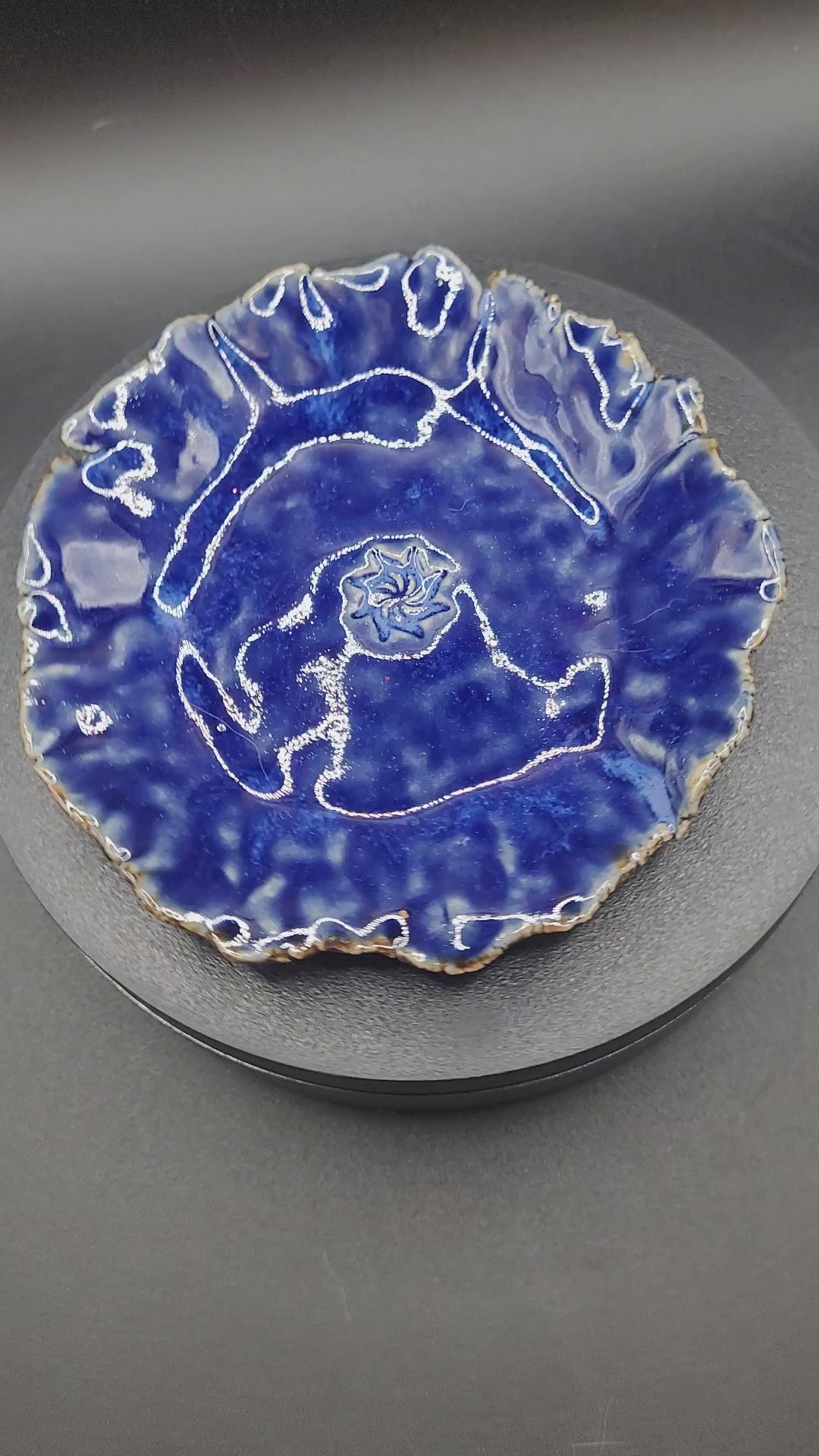 Vidéo de mise en avant du jeu de couleur bleu émaillé sur ce vide poche