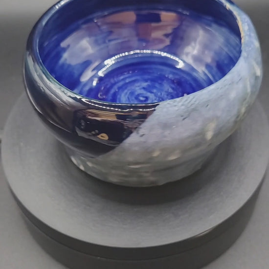 Vidéo d'un pot bleu décoratif