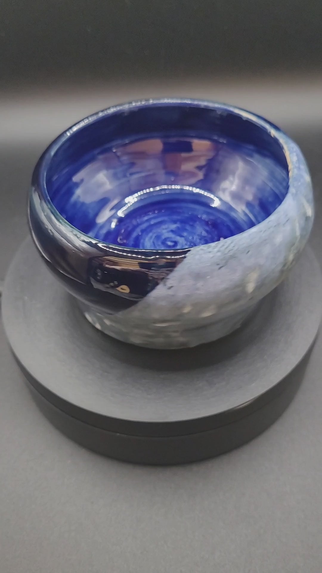 Vidéo d'un pot bleu décoratif